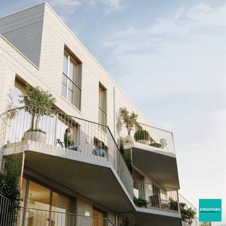 Bienvenue à Hof Ten Anker, votre nouveau port d’attache. Hof Ten Anker compte 20 unités résidentielles spacieuses, réparties sur deux bâtiments à taille humaine de quatre étages chacun, avec un penthouse individuel au dernier niveau.Les appartements comprennent 2 ou 3 chambres et bénéficient de surfaces généreuses allant d’environ 90 à 165 m². Des terrasses spacieuses ne sont pas ici une exception, mais bien la règle pour chaque appartement. De plus, elles profitent non seulement d’une orientation optimale, mais aussi d’une vue imprenable sur l’espace vert central. Les appartements du rez-de-chaussée disposent en outre d’un jardin privatif convivial. Pour ceux qui rêvent plutôt d’une maison, une habitation semi-ouverte est également disponible, avec un jardin orienté sud-ouest, idéale pour combiner le confort d’une maison avec les avantages de la vie en centre-ville. Au sous-sol, un parking commun est prévu, avec bornes de recharge en option et une cave privée pour chaque logement.Les cyclistes disposent d’un vaste local à vélos, tant en surface qu’en sous-sol, avec des connexions possibles pour vélos électriques.