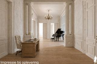 <p><em><strong>Wonen in een beschermd monument, met het comfort van vandaag</strong></em><br />In het hart van Turnhout krijgt één van de meest iconische herenhuizen van de stad een nieuw hoofdstuk. Residentie Het Gerecht is de stijlvolle renovatie van het voormalige Huis Van Hal, een beschermd neoclassicistisch monument uit 1886, ontworpen door architect Pieter-Jozef Taeymans.</p>
<p>Doorheen de jaren deed het gebouw dienst als privéwoning, arbeidsrechtbank en later als decor van het VTM-programma Mijn Pop-Up Restaurant. Vandaag wordt dit uitzonderlijke erfgoed met respect gerestaureerd en omgevormd tot een exclusieve residentie met slechts vier royale villa-appartementen.</p>
<p>Authentieke elementen worden zorgvuldig hersteld, terwijl moderne technieken, hedendaags comfort en een lift discreet worden geïntegreerd. Elk appartement beslaat een volledige verdieping en biedt maximale rust, privacy en ruimte.<br /><br /><strong><em>Het villa appartement op de 1<sup>e</sup> verdieping</em><br /></strong>Dit monumentale appartement biedt bijna 210m² aan woonoppervlakte. De ruimte die we typisch zouden benoemen als “inkomhal” staat bol van de authentieke elementen en de benaming inkomhal doet deze ruimte eigenlijk geen eer aan. Dankzij de grootte en lichtinval is deze ruimte eveneens geschikt als ontspanningsruimte, bureau, of 2<sup>e</sup> zithoek. De leefkeuken, eetkamer en zithoek staan met elkaar in verbinding en genieten langs 2 zijden van natuurlijk daglicht. Openslaande deuren geven uit op het deels overdekte terras aan de achterzijde van ruim 25m², met schitterend zicht op een magnolia boom en de historische gebouwen van het Heilig Graf. De hoofdslaapkamer heeft een ensuite badkamer, de 2 overige slaapkamers delen de 2e badkamer.</p>
<p>Iedere eigenaar beschikt over een private kelderberging (27 tot 39 m²). Daarnaast blijven de historische wijnkelder en authentieke kolenkelder als gemeenschappelijke ruimtes behouden. De lift brengt u bovendien tot in de kelder.</p>
<p>Parkeren doet u onder uw private dubbele carport met aansluitende fietsenstalling. Daarnaast is een gemeenschappelijke afvalberging voorzien.<br /><br /><em><strong>Een hoogwaardige afwerking</strong></em><br />Het appartement wordt volledig afgewerkt opgeleverd, met uitzondering van de definitieve schilderwerken. Een nieuwe parketvloer is al geplaatst, en ook de muren, plafonds, moulures en rozetten worden vakkundig hersteld; de muren krijgen reeds een eerste schilderlaag. Voor de keuken en badkamers kiest u zelf de materialen en inrichting. Hiervoor zijn ruime budgetten in de vraagprijs opgenomen.</p>
<p>Ook technisch wordt alles vernieuwd. Het appartement wordt voorzien van domotica, vloerverwarming, een Viessmann-warmtepomp, ventilatie en voorbereidingen voor een gashaard. Zo geniet u van hedendaags comfort met behoud van het historische karakter.</p>
<p>Het appartement en de kelderberging worden verkocht onder registratierechten (2% of 12%). <br />Op de dubbele carport met fietsenberging is 21% btw van toepassing.</p>
<p>De restauratiewerken zijn volop aan de gang. De oplevering wordt verwacht rond het najaar van 2026.</p>
<p><strong>Een beschermd monument, slechts vier exclusieve villa-appartementen en een penthouse dat zijn gelijke in Turnhout nauwelijks kent.<br /><br /></strong></p>