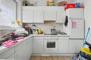 Bent u op zoek naar een instapklaar gelijkvloers appartement op een uitstekende locatie in Temse? Dan is dit verzorgde appartement in de Azalealaan 5A zeker een bezoek waard.<br /><br />Het appartement geniet van een rustige, maar centrale ligging nabij scholen, winkels, openbaar vervoer, het treinstation en het centrum van Temse. Dankzij de vlotte verbinding met de E17 zijn ook Antwerpen, Gent en Sint-Niklaas gemakkelijk bereikbaar.<br /><br />Binnenin verwelkomt het appartement u met een ruime en lichtrijke leefruimte, waar de grote raampartijen zorgen voor een aangename sfeer en veel natuurlijke lichtinval. De volledig geïnstalleerde keuken biedt alle comfort en sluit perfect aan op de leefruimte. Verder beschikt het appartement over twee ruime slaapkamers, een praktische badkamer en een privatieve garagebox, wat zorgt voor extra bergruimte.<br /><br />Troeven:<br /><br />Veel natuurlijke lichtinval<br />Garagebox inbegrepen<br />EPC-label B<br />Elektriciteit conform<br />Asbestveilig<br /><br />Hebt u interesse? Contacteer ons via info@uw-huis.be voor meer informatie of een bezoek ter plaatse.