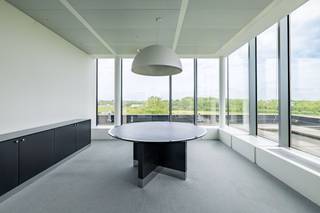 Fenomenaal gelegen kantoren met een oppervlakte van 1.950 m² te huur op amper 450 m van de R0 op- en afrit 6 Vilvoorde-Koningslo, het station...