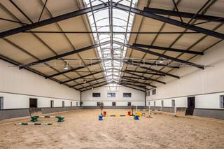 <p><span>Unieke eigendom met 24 paardenstallen en binnenpiste op ca. 10 hectare te Paal-Beringen!</span></p><p><span> </span></p><p><span>Bent u op zoek naar een uitzonderlijk pand dat wonen, natuur en paardenpassie harmonieus verenigt? Ontdek deze exclusieve eigendom op een domein van circa 10 hectare, rustig gelegen in het groen en toch vlakbij het centrum van Paal (Beringen), de paardenkliniek Equitom én de autostrade E313.</span></p><p><span> </span></p><p><span>Voor de paardenliefhebber - professioneel uitgeruste infrastructuur.</span></p><p><span> </span></p><p><span>* 24 paardenstallen verdeeld over meerdere stallingen, degelijk gebouwd in baksteen met toegankelijkheid</span></p><p><span>* Ruime binnenpiste met professionele ondergrond, automatische sproeinstallatie en verlichting, ideaal voor trainingen</span></p><p><span>* Zadelkamer, voeder- en wasplaats aanwezig</span></p><p><span>* Grote opslagloodsen voor hooi, stro en materiaal</span></p><p><span>* Uitgestrekte weilanden met houten omheining, automatische drinkbakken en schuilmogelijkheden</span></p><p><span>* Verhard terrein met voldoende ruimte voor trailers en vrachtwagens</span></p><p><span> </span></p><p><span>Woning - stijlvol en ruim. De karaktervolle woning in charmante hoevestijl beschikt over 5 ruime slaapkamers en een gezellige leefruimte met zicht op de binnenpiste en het omliggende groen. De keuken is volledig uitgerust, terwijl de combinatie van authentieke elementen zoals houten balken en natuursteen zorgt voor een warme, landelijke sfeer.</span></p><p><span> </span></p><p><span>Ligging - rust & bereikbaarheid. Deze eigendom is gelegen op een absolute toplocatie: verscholen in het groen voor maximale privacy met een privatieve oprijlaan, maar op slechts enkele minuten van:</span></p><p><span>* Dorp Paal en winkels</span></p><p><span>* Equitom, de gerenommeerde paardenkliniek</span></p><p><span>* De E313 (HasseltAntwerpen), vlot bereikbaar in beide richtingen</span></p><p><span> </span></p><p><span>Waarom deze eigendom? Deze plek is perfect voor een professionele ruiter, een paardenpension, fokkerij of gewoon voor wie op topniveau wil genieten van het buitenleven met paarden. Het geheel ademt kwaliteit, ruimte en rust.</span></p><p><span> </span></p><p><span>Bekijk zeker ook de drone video rondleiding en de grondplannen met de afmetingen. Zo krijgt u van thuis uit al een perfect beeld van wat deze eigendom te bieden heeft!</span></p><p><span> </span></p><p><span>Wenst u meer info of een vrijblijvende bezichtiging, contacteer dan ons kantoor op het nummer 011 85 15 15 en wij helpen u graag verder.</span></p><p><span> </span></p>