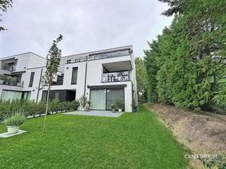 <p>Stijlvol nieuwbouwappartement te huur in Keerbergen.</p><p>Dit modern nieuwbouwappartement combineert comfort, energiezuinigheid en een uitstekende ligging vlakbij de Delhaize en het centrum van Keerbergen. Winkels, scholen en openbaar vervoer bevinden zich op wandelafstand.<br />Het appartement is uiterst energiezuinig en uitgerust met zonnepanelen en een warmtepomp, wat resulteert in een laag energieverbruik en optimaal wooncomfort (E peil 10).<br />Het beschikt over een ruime en lichtrijke living, met een open volledig ingerichte keuken. De keuken is uitgerust met een kookeiland en kwalitatieve Miele-toestellen: inductiekookplaat, koelkast, vaatwasser, oven en microgolf. Hier vind je ook een berging met aansluiting voor wasmachine en droogkast.<br />Verder zijn er drie slaapkamers, een moderne badkamer met inloopdouche en dubbel meubel en een apart toilet.<br />Vanuit de living heb je toegang tot een mooi en ruim terras, ideaal om te genieten en te ontspannen.<br />Extra troeven zijn een ondergrondse autostaanplaats, een zeer ruime privatieve kelderberging.</p><p>Het appartement is volledig geschilderd en is voorzien van lichtarmaturen en gordijnrails.</p><p>Kortom een instapklaar appartement met hoogwaardige afwerking op een toplocatie.</p><p>Vaste kosten: 85 euro</p><p>Wens je graag een bezichtiging, bel 016/ 90 10 21 of per mail: info@future-home.be.</p><p>EPC: E peil 10</p>