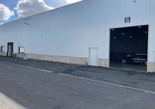 Moderne KMO-unit te huur van 526 m² met een vrije hoogte van 6 m, gelegen in de industriezone Terbekehof in Wilrijk. De unit geniet een...