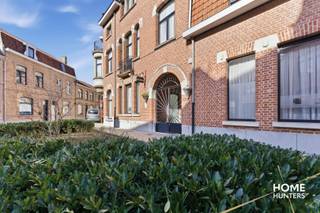 In het bruisende stadscentrum van Ieper bevindt zich dit veelzijdige investeringspand met een interessante combinatie van stabiele huurinkomsten en toeristische verhuur. Het gebouw omvat in totaal 7 units, bestaande uit 2 appartementen met permanente huurders en 5 volledig ingerichte vakantieappartementen.<br /><br />De vakantieappartementen zijn elk praktisch en comfortabel ingericht met een eigen slaapkamer, badkamer en leefruimte waardoor gasten kunnen genieten van een aangenaam en zelfstandig verblijf. Deze formule speelt perfect in op de sterke toeristische aantrekkingskracht van Ieper, dat jaarlijks duizenden bezoekers aantrekt dankzij zijn rijke geschiedenis, cultuur en talrijke evenementen.<br /><br />De centrale ligging vormt een absolute troef: winkels, horeca, openbaar vervoer en de belangrijkste bezienswaardigheden bevinden zich op wandelafstand.<br /><br />Troeven van dit pand:<br /><br />- Interessante combinatie van vaste huurinkomsten en toeristische verhuur<br /><br />- 7 verhuureenheden in totaal<br /><br />- 2 units reeds verhuurd op lange termijn<br /><br />- 5 instapklare vakantieappartementen<br /><br />- Topligging in het historische centrum<br /><br />- Grote aantrekkingskracht voor nationale en internationale bezoekers<br /><br />Een uitstekende opportuniteit voor investeerders die op zoek zijn naar een pand met onmiddellijk rendement en toekomstig groeipotentieel.<br /><br />Meer informatie en rendementsgegevens beschikbaar op aanvraag.