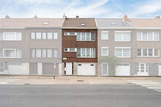 <p>Een gerenoveerde rijwoning met een bewoonbare oppervlakte van 144 m² op 156 m² grond, in het hart van Muide-Meulestede. We hebben drie slaapkamers, een zuidwest-gerichte tuin met terras en een garage die helemaal tot achteraan de woning door loopt: die combinatie vindt u zelden binnen de Gentse ring, ideaal voor fietsers, klussers of gewoon mensen die graag veel opslagruimte wensen. Het Voorhavenpark ligt op 450 meter, de Korenmarkt op elf minuten fietsen.</p>
<p>De woning werd in 2018 gerenoveerd en is instapklaar. De indeling is als volgt: op het gelijkvloers de inkomhal, de garage en een wasplaats. Op de eerste verdieping bevindt zich de leefruimte, met veel lichtinval en acheraan een keuken en eetplaats die uitgeeft op het terras en de tuin. Op de eerste verdieping is ook een gastentoilet en berging. De tweede verdieping telt drie slaapkamers – twee ruime en een kleinere – en de badkamer. Daarboven ligt de zolder, waar ook de cv-ketel staat opgesteld.</p>
<p>Troeven op een rij:</p>
<ul>
<li>Zuidwest-gerichte tuin met terras – zon tot laat in de avond</li>
<li>Garage met wasplaats beneden</li>
<li>Gerenoveerd in 2018 en volledig instapklaar</li>
<li>Zoldervloer geïsoleerd (100 mm)</li>
<li>Regenwaterput aangesloten op wc, wasmachine en buitenkraan</li>
<li>Rolluiken aan de achtergevel, overwegend dubbele beglazing in pvc</li>
<li>Zolder als extra bergruimte of uitbreidingspotentieel</li>
<li>bushalte vlakbij!</li>
</ul>
<p><strong>Buurt & omgeving</strong><br />Muide-Meulestede is de wijk waar Gent naar het water kijkt. Het Voorhavenpark ligt op zes minuten wandelen, het Kapitein Zeppospark aan het Houtdok op een kwartier. Basisschool Victor Carpentier staat om de hoek, op 250 meter. Voor de dagelijkse boodschappen kan u naar lokale winkels in de buurt of de Jumbo verderop. Wie de stad in wil: de Korenmarkt haalt u op elf minuten met de fiets, de R4 uiteraard ook vlot met de wagen.</p>
<p>Deze woning bekijkt u het best zelf. Ze is beschikbaar een maand na het verlijden van de authentieke akte.<br /><br />Bel Top Vastgoed op 0475 700 700 en plan uw bezoek.</p>