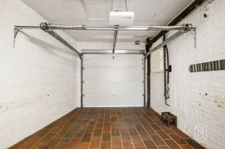 Zeer ruime woning met garage, tal van mogelijkheden!Ontdek deze bijzonder ruime woning op een perceel van 312 m². Met maar liefst 307 m² bruikbare vloeroppervlakte volgens het EPC-attest biedt deze eigendom uitzonderlijk veel ruimte en tal van mogelijkheden. Ideaal voor wie op zoek is naar een grote gezinswoning en deze volledig naar eigen smaak en wensen wil renoveren.INDELING: inkomhal met toegang tot de keuken en aansluitend een zeer ruime leefruimte die dankzij haar oppervlakte heel wat mogelijkheden biedt voor een nieuwe indeling. Op het gelijkvloers bevinden zich verder een badkamer, veranda, inpandige garage en praktische kelder. Op de eerste verdieping bevinden zich 4 ruime slaapkamers, en een grote polyvalente ruimte met mogelijkheden als extra slaapkamer, hobbyruimte, speelkamer of tweede leefruimte. Daarnaast beschikt de woning over een ruime zolder die nog bijkomend potentieel biedt voor uitbreiding of extra bergruimte.Buiten geniet u van een groot terras waar het aangenaam en rustig vertoeven is.TROEVEN:- 4 ruime slaapkamers - grote polyvalente ruimte met tal van mogelijkheden- inpandige garage- praktische kelder en ruime zolderBezoek na afspraak met Immo Beguin: charlotte@immobeguin.be