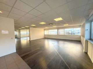 Ruime kantoorruimte in Merchtem te huur. Deze ruime kantoorruimte in Merchtem biedt een ideale werkplek voor ondernemingen die op zoek zijn...