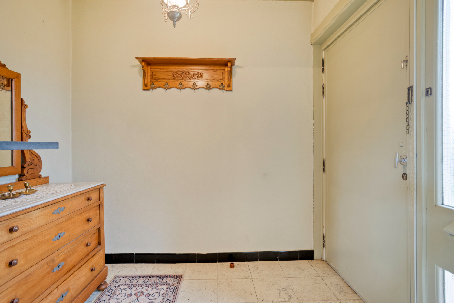 Verzorgde bungalow op topligging met 2 slaapkamers, inpandige garage en zonnige tuin - foto 2