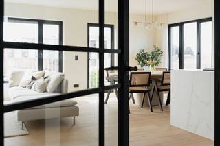 Dit volledig gerenoveerde appartement combineert luxe, comfort en duurzaamheid. Bij de renovatie werd geen enkel detail aan het toeval...