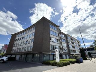 Dit gezellig dakappartement is ideaal gelegen aan de "Sterre", tussen het Sint-Pietersstation en het UZ Gent, met een uitstekende bereikbaarheid naar de R4, E17 en E40.<br /><br />Het appartement beschikt over een lichtrijke leefruimte, een volledig ingerichte keuken, een ruime slaapkamer met aansluitend een kleiner terras, een badkamer met bad/douche, en een apart gastentoilet.<br /><br />Eén van de absolute troeven is het grote, zonnige dakterras – perfect om in alle rust van buitenruimte te genieten.<br /><br />Een praktische kelderberging is inbegrepen.<br /><br />Een leuke, centraal gelegen woonst op een uitstekende locatie – ideaal voor wie comfortabel en vlot bereikbaar wil wonen!<br />Interesse? Contacteer ons gerust voor meer informatie of een bezoek ter plaatse.