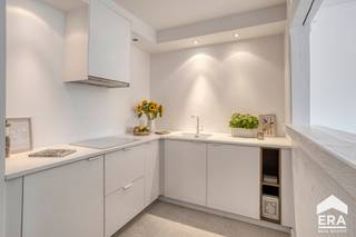 elkom in dit charmante, recent opgefrist appartement, in het centrum van Tessenderlo. Het appartement bevindt zich op de eerste verdieping en is vlot bereikbaar via trap of lift. Bovendien is er voldoende parkeergelegenheid vooraan het gebouw.

<p>Verder biedt het appartement een lichtrijke en gezellige leefruimte, met aansluitend een nieuw geïnstalleerde keuken. Ook alle vloeren werden vernieuwd en dankzij de grote ramen geniet u van veel natuurlijk daglicht.  </p>

<p><strong>Troeven:</strong></p>

<ul><li>Gunstige ligging in centrum Tessenderlo, nabij winkels, scholen en verbindingswegen</li><li>Bereikbaar via lift én trap</li><li>Gratis parkeergelegenheid voor de deur</li><li>Volledig opgefrist met o.a. nieuwe keuken, nieuwe vloeren,…</li><li>Lichtrijke leefruimte</li><li>Geen renovatieplicht - EPC C-label</li></ul>

<p><strong>Indeling:</strong></p>

<ul><li>Inkomhal met vestiaire + leefruimte + keuken + badkamer + toilet + slaapkamer 1 + slaapkamer 2 + terras vooraan + terras achteraan.</li></ul>

<p>Bent u op zoek naar een rustig gelegen en instapklaar appartement? Contacteer ons dan vandaag nog voor een bezichtiging!</p>