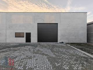 Nieuwbouw KMO-unit met een oppervlakte van 487 m² te koop langs de Hoogledestraat te Kortemark.De casco opslagruimte opgebouwd uit een...