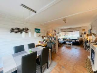 Zeebrugge op 50meter van het strand<br />Uiterst charmante totaal gerenoveerde RUIM WOONHUIS met 5 SLAAPKAMERS en 3 BADKAMERS en 3 TERRASSEN.<br />Grote troef is 2 AUTOSTAANPLAATSEN en ruime GARAGE. Omvat: Oprit, grote garage, werkplaats, plaats voor fietsen, ingerichte STUDIO met tuintje op het zuiden.<br /> 1é Verd: Zalige living , ingerichte open keuken, uitgevend op een groot zonneterras.<br /> Long island style<br /><br />2é Verd: 3 leuke slaapkamers , 2 badkamers.<br />Onder het dak 4 é slaapkamer uitgevend op mooi terras met prachtig vergezicht.<br />Bebouwde oppervlakte van 230 m2<br />Grondoppervlakte is 137m2<br /><br />Magnifiek, Perfect onderhouden Juist verhuizen ! Zalig Wonen! Zowel hoofverblijfplaats, als vakantieverblijf aan Zee .<br />