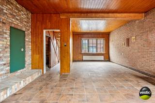 Deze gezinswoning, gelegen op een perceel van bijna 5 are, biedt een bewoonbare oppervlakte van 140 m² en beschikt over 3 ruime slaapkamers. De...