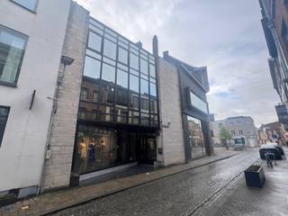 Dit modern ogende gebouw is gelegen in het centrum van Lokeren en doet vandaag dienst als gelijkvloerse handelsruimte + afzonderlijke...