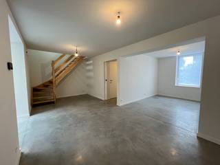 Deze woning in het landelijke Nieuwkerke nabij lokale handelaars en scholen, openbaar vervoer enz. <br />De woning is voorzien van een inkomhal met toilet en berging voor eventuele fietsen, daarna komen we toe in de leef- en eetkamer met aansluitend de keuken, een wasruimte en de badkamer. Verder is er een gezellig terras aanwezig waarvan zelfs een stukje overdekt is alsook een zeer ruime tuin. <br />Op de eerste verdieping vinden we 3 slaapkamers en een apart toilet terug. <br /><br />De woning is beschikbaar vanaf 01/11/2026.<br /><br />Indeling: <br />Inkomhal (3,9m²) - bergruimte (4,6m²) - toilet - leefruimte en eetkamer (30m²) - keuken (16m²) - wasruimte (4,4m²) - badkamer (6,3m²) - slpk1 (9,9m²) - slpk2 (11,3m²) - slpk3 (12,25m²)