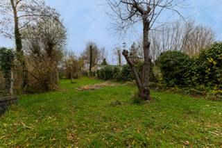 Immo Pické biedt U deze gunstig gelegen en te renoveren woning aan in Buizingen, nabij winkels, openbaar vervoer en belangrijke verbindingswegen. Deze woning bestaat op de gelijkvloerse verdieping uit een inkomhal, een ruime woonkamer (34m²), een keuken, een badkamer en een veranda. Op de eerste verdieping vinden we een nachthal en 2 grote slaapkamers (21m² en 17,50m²). Tot slot beschikt deze woning over een kelder, een ruime zolderruimte (36m²) met een vaste trap. Bovendien beschikt deze woning nog over twee garages/bergingen die toegankelijk zijn via een erfdienstbaarheid van doorgang op het naburige perceel. Achteraan de woning vinden we een grote tuin met terras. Renovatieverplichting van toepassing.