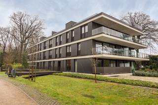 Frans Segersstraat 42: luxueus wonen in een groene omgeving nabij het centrum van Boechout.<br /><br />U kan de volledige beschrijving terugvinden op onze website: www.reds.be<br />Alsook de grondplannen zijn hier terug te vinden onder "documenten en plannen"<br /><br />Het appartement bevindt zich langs de achterkant van het gebouw op de eerste verdieping (zuid oriëntatie). De grote raampartijen zorgen voor een zee van licht. Aansluitend aan de leefruimte is er een gigantisch terras aanwezig van 50 m2 met een prachtig zicht op groen. Aangenaam vertoeven gegarandeerd! In dit appartement zijn er twee slaapkamers aanwezig. <br /><br />Ondergronds kan u gebruik maken van de gemeenschappelijke fietsenstalling met elektrische laadpunten voor de fiets. In de huurprijs zit ook een ondergrondse autostaanplaats en een private kelderberging inbegrepen. De gemeenschappelijke kost bedraagt 100 euro/maand.<br /><br />Het appartement werd gebouwd volgens de laatste BEN-normen dankzij energievriendelijke technieken (warmtepomp, zonnepanelen, vloerverwarming,…). Naast veel aandacht voor het milieu , kan U ook rekenen op een hoogwaardige afwerking, prima comfort en royale lichtinval. <br /><br />- 3 maanden huurwaarborg<br />- 3/6/9 contract<br />- meters individueel<br />- plaatsbeschrijving op gedeelde kosten<br />- beschikbaar vanaf 1 april