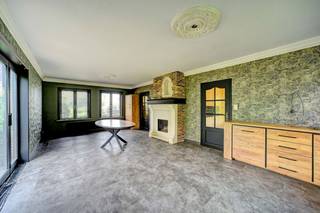 <p>Te koop: ruime open bebouwing in Broekstraat, Molenstede (Diest), gelegen in een residentiële woonkern met groene omgeving en vlotte verbinding naar invalswegen.</p><p><br /></p><p>Bekijk de woning hier alvast volledig virtueel zowel binnen als buiten.</p><p><br /></p><p>Deze woning uit 1981 biedt een praktische indeling met vier slaapkamers en een gezellige woonkamer met kachel. De ligging combineert rust en bereikbaarheid: op korte afstand van het centrum, omringd door natuur en toch snel op de hoofdwegen. De garage en kelderruimtes zorgen voor extra opslag en gebruiksgemak, terwijl de tuin een compacte buitenruimte biedt.</p><p><br /></p><p>Belangrijkste ruimtes:</p><p>• Woonkamer met kachel en toegang tot de tuin</p><p>• Keuken met ontbijthoek, vaatwasser, koelkast, kookplaat, oven en microgolfoven</p><p>• Badkamer met douche, ligbad en dubbele wastafel in meubel</p><p>• Vier slaapkamers en een aparte dressing</p><p>• Garage en meerdere kelderruimtes</p><p><br /></p><p>Troeven:</p><p>• Rustige, groene ligging in residentiële woonkern</p><p>• Vlotte verbinding naar invalswegen</p><p>• Praktische indeling met veel bergruimte</p><p><br /></p><p>Neem vandaag nog contact op met je ERA-makelaar voor een bezoek.</p><p><br /></p><p>JOUW DROOMHUIS. ZO GEVONDEN!</p>