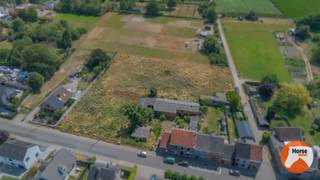 LEDE - Unieke projectgrond met ontwikkelingspotentieel en twee authentieke, te renoveren woningen op een ruim perceel van 57are <br /><br />In een rustige, landelijke omgeving nabij het centrum van Lede bieden wij u een uitzonderlijke eigendom aan met een zeldzaam combinatiepotentieel. De eigendom maakt deel uit van een voormalige hoevesite en omvat twee afzonderlijke woningen, elk met een eigen indeling en de mogelijkheid om na renovatie uit te groeien tot twee volwaardige gezinswoningen. De karaktervolle stallingen bieden bovendien tal van mogelijkheden voor opslag, hobby's of een herbestemming.<br /><br />Het absolute pluspunt van deze eigendom is het aanzienlijke ontwikkelingspotentieel. Volgens het verkavelingsconcept/stedenbouwkundig attest kunnen de bestaande woningen behouden blijven, terwijl de naastliggende gronden plaats bieden aan vier halfopen bebouwingen. De aangrenzende weilanden kunnen bovendien worden verdeeld en toegevoegd aan de bouwpercelen, ideaal voor wie droomt van extra buitenruimte, dieren aan huis, een boomgaard, wijngaard of andere landelijke invullingen.<br /><br />Ook de ligging is een absolute troef. U geniet hier van de rust en charme van het landelijke Lede, terwijl het bruisende centrum zich op slechts 800 meter bevindt. Scholen, winkels, openbaar vervoer en het station liggen binnen handbereik, terwijl de E40 op amper 5 kilometer een vlotte verbinding biedt naar Gent, Brussel en Aalst.<br /><br />Een eigendom met zoveel mogelijkheden komt zelden op de markt. Of u nu op zoek bent naar een interessant ontwikkelingsproject, een rendabele investering of een unieke woonplek met toekomstperspectief: deze site biedt alle ingrediënten om uw plannen werkelijkheid te maken.<br /><br />Voor meer informatie of een bezoek ter plaatse, kan u ons steeds contacteren: 053/60.65.66.