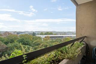 Dit appartement is gelegen in “Residentie Hertogenpark”.<br /><br />Bij het binnenkomen in het appartement heb je een ruime inkomhal die een stijlvolle eerste indruk maakt. Aan de linkerzijde is er een vestiairekast, perfect om jassen en schoenen op te bergen. Rechts bevindt zich eveneens een gastentoilet met handenwasser en een ruime berging / wasplaats.<br /><br />Als je verder loopt, kom je in de woon- en eetkamer met open keuken van maar liefst 62m². De ruimte is overweldigend licht dankzij de grote ramen die uitkijken op het terras, gericht op het oosten. De open keuken sluit naadloos aan op de woonkamer. Het is recente, moderne, volledig hyperuitgeruste keuken met ingebouwde koelkast, oven én combi-oven, inductiekookplaat, SenseCook touchcontrole, vaatwasser, enz… . Zowel de keuken en de achterwand als het eiland zijn volledig bekleed met een luxe werkblad in Dekton.<br /><br />Als je door de nachthal loopt, bereik je de eerste logeerkamer van 5,28m x 2,20m met aansluitend een volledig uitgeruste douchekamer.<br />De hoofdslaapkamer is 4,24m x 3,40m met aansluitend een dressingruimte (met 2 ingemaakte kasten van 4 deuren elk). De ensuite badkamer is luxe ten top, met een grote inloopdouche, prachtig lavabomeubel met moderne spiegel, privatieve toilet, stijlvolle sierradiator met handdoekdroger. Deze badkamer is half 2025 volledig nieuw geplaatst!!<br /><br />Tenslotte, op niveau -1 vind je een ruime kelder +/-9m², <u>welke is inbegrepen in de verkoopprijs.</u><br /><br />Ondergrondse autostaanplaats kan men aankopen aan € 25.000,-.<br /><br />In 2013 zijn er overal <strong>nieuwe akoestische ramen geplaatst met schuif-vliegenramen. Vandaar het gunstig EPC 85 = A !!</strong><br /><br />Door de bouwwijze (dikke betonnen muren, plafond en vloeren) en de ligging ervaar je binnen in het appartement een totale stilte en rust. Het terras geeft een prachtig uitzicht, met zowel de toppen van de bomen als vergezicht over de bomen. Toch is het terras voldoende afgeschermd opdat er nauwelijks wind waait. Voor de hoogte is het voor een groot deel van het jaar aangenaam toeven op het terras.<br /><br />Overal in het appartement ligt een doorlopende parketvloer, behalve in de inkomhal, waar marmer ligt en in de badkamers en de keuken waar gekozen is voor onderhoudsvriendelijke materialen. Een prachtig zwart gefumeerde glazen deur met aluminium profiel tussen de dressingruimte en de badkamer welke de ruimte een elegantie en luxueuze touch geeft aan het geheel.<br /><strong>Dit instapklare appartement is werkelijk een parel</strong>.<br /><br /><strong><u>Woordje uitleg over deze unieke Residentie:</u></strong><br /><strong><em>Residentie ‘Hertogenpark’</em></strong><em> of hoe wonen resideren wordt!<br /><strong>Op 100 meter van de Jan Van Rijswijcklaan en in de Markgravebuurt bevindt zich deze hoogstaande Residentie ‘Hertogenpark’. Wonen met een hotelgevoel is hier de standaard. De royale inkomhal, die trouwens volledig vernieuwd werd maakt dit al van bij het binnenkomen van het gebouw duidelijk. Het gemeenschappelijke binnenzwembad en de aansluitende saunaruimte zorgen voor ontspanning, net als de lounge waar geregeld exposities en kleinschalige concerten plaatsvinden voor de liefhebbers. Eveneens is er in de ondergrondse garage een ruime wasplaats voor de wagen! Ook het comfort van 2 conciërges is niet te onderschatten. <br />Ook is hier in het gebouw een ruimte voorzien om pakjes te laten afleveren. Kortom, het gebouw wordt tot in de puntjes verzorgd en het afval wordt op elke verdieping gesorteerd en verzameld. De mobiliteit is bovendien ideaal: vlakbij de invalswegen om vlot in en uit de stad te rijden, op wandelafstand van openbaar vervoer en met allerlei winkels op enkele stappen van het appartement.<br />De veiligheid, orde en netheid welke door de 2 conciërges dagelijks wordt opgevolgd zorgen voor een rustige, sfeervolle en aangename bewoning. De beveiligde ondergrondse parkings en de grote terrassen geven een perfecte samensmelting van luxe en comfort. Mensen die niet de zorg van een villa willen, maar wel de geborgen luxe van een residentieel appartement, vinden in de Residentie precies wat ze zoeken.</strong></em><br /><br /><br />