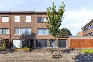 Indeling:<br /><br />Gelijkvloers:<br />- inkomhal (12 m²)<br />- garage 1 (21,5 m²)<br />- garage 2 (16,5 m²)<br />- slaapkamer 1 (11 m²)<br />- berging (10m²) <br />- tuin (xm²)<br /><br />Eerste verdieping: <br />- hal met gastentoilet <br />- woonkamer (40,5 m²)<br />- eethoek (8,5 m²) <br />- keuken (8,5 m²)<br />- terras <br /><br />Tweede verdieping: <br />- nachthal <br />- badkamer (5,5 m²) <br />- slaapkamer 1 (15,5 m²)<br />- slaapkamer 2 (13 m²)<br />- bureau (6,5 m²)<br />- berging (3m²) <br /><br />Bent u geïnteresseerd in dit huis te koop in Wilrijk? Aarzel dan niet om contact met ons op te nemen. Wenst u uw eigendom ook te koop of te huur te stellen? We helpen u graag verder. Steeds tot uw dienst om u verder te helpen met al uw vragen over vastgoed! <br /><br />Bestuursmaatregelen in het maatregelenregister: nee