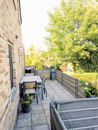 Zeer ruim appartement met een bewoonbaar oppervlakte 133m² met veel lichtinval en een terras aan de achterzijde van 30 m².Zeer gunstig EPC (B) 147...