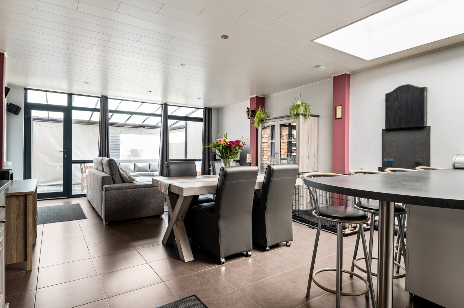 Ruime woning met 3 tot 4 slaapkamers en 3 autostaanplaatsen in een rustige straat - foto 5