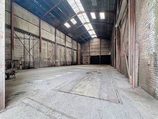 Warehouse for rent in Sint-Baafs-Vijve of approximately 1,013 m², located along the Rijksweg. Equipped with a sliding gate. Ideal for storage...