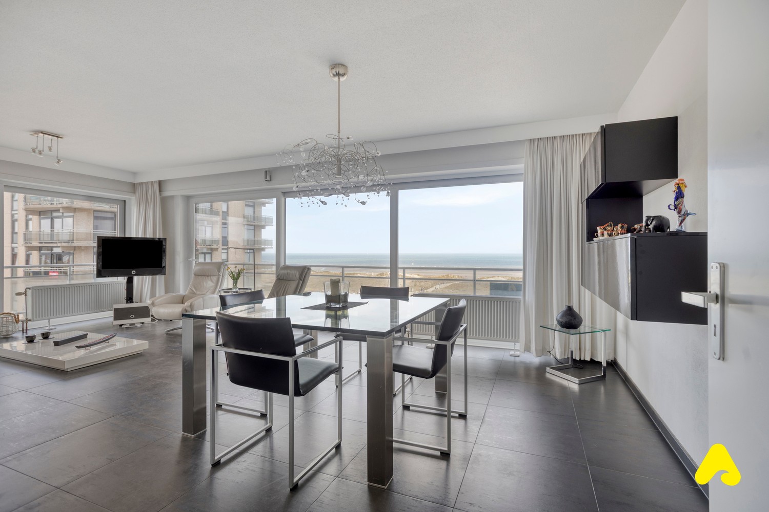 Appartement d’angle entièrement rénové avec vue frontale sur mer et grande terrasse ensoleillée - photo 4