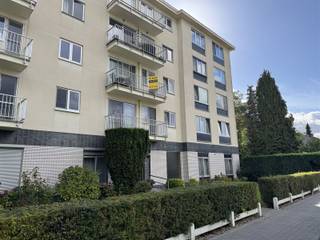 Appartement résidentiel à Mechelen-North avec une surface habitable de 68m².L'appartement comprend un hall d'entrée avec vestiaire, un séjour avec cuisine ouverte et terrasse attenante, une salle de bain, une chambre et un grand débarras.En outre, l'appartement dispose d'un débarras en sous-sol (K58), d'un garage à vélos commun et d'un parking en surface.