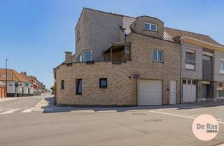 LIEDEKERKE - In het centrum en op een steenworp van alle voorzieningen, bevindt zich deze verzorgde woning (type beletage/duplex) met inpandige garage, mooi hoekterras en een uitstekende bereikbaarheid.<br /><br />De woning heeft een uitstraling van een duplex appartement en verwelkomt u op het gelijkvloers met een inkomhal die toegang geeft tot de verdieping. Verder vindt u op het gelijkvloers een praktische grote berging die toegankelijk is van op de straat en het handig maakt om (brom)fietsen te stallen en/of benutten van een hobbyruimte, een douchekamer met toilet en een diepe inpandige garage. <br />De eerste verdieping omvat een eetkamer en keuken, evenals een ruime veranda die perfect kan dienen als extra leefruimte en uitgeeft op het aangename terras. Daarnaast zijn er op deze verdieping ook de badkamer en de traphal naar de tweede verdieping.<br /><br />De tweede verdieping beschikt over twee slaapkamers, een dressing en een gezellig terrasje. Bovendien is er nog extra bergruimte op de nachthall aanwezig, wat zorgt voor bijkomend comfort en praktische opbergmogelijkheden.<br /><br />Een extra troef is het gunstige EPC-label C, waardoor er geen renovatieplicht van toepassing is. Bovendien is de elektrische installatie conform, wat deze woonentiteit extra interessant maakt voor wie op zoek is naar een instapklare eigendom.<br /><br />Deze eigendom vormt een ideale opportuniteit voor starters of investeerders die op zoek zijn naar een centraal gelegen woning met tal van mogelijkheden.<br />De vermelde prijs is een richtprijs. Na ontvangst van de biedingen zal de verkoper beslissen of hij/zij de eigendom verkoopt aan het beste bod. De richtprijs is aldus niet bindend voor de verkoper. Voor meer info kunt u ons contacteren of het reglement raadplegen op onze website.