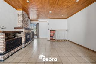 <p>Deze ruime woning met veel potentieel, 4 slaapkamers en tuin bevindt zich op een centrale ligging te Meulebeke (Tielt). Diverse winkels, horecazaken, sportgelegenheden, scholen en het openbaar vervoer bevinden zich op wandel- en fietsafstand.<br /><br />Bij het betreden van de woning komt u terecht in de inkomhal, die toegang biedt tot de woonkamer. Verder beschikt het gelijkvloers over een geïnstalleerde keuken, een badkamer, een toilet, een veranda en een ruime garage die ook een rechtstreekse doorgang naar de tuin biedt.<br /><br />Op de eerste verdieping bevinden zich de nachthal, een afzonderlijk toilet en vier ruime slaapkamers. Via een vaste trap bereikt u de ruime<br />zolderverdieping, die tal van mogelijkheden biedt en voor extra bergruimte zorgt.<br /><br />Ook buiten heeft deze woning heel wat te bieden. Zo kunt u genieten van een ruime tuin en aangenaam terras. Daarnaast beschikt de woning over voldoende bergruimte, een praktische kelder die toegankelijk is vanuit de garage en een oprit met voldoende parkeergelegenheid.<br /><br /><strong>Ook wild geworden van deze thuis?<br />Twijfel niet langer en leg vandaag nog uw bezoek vast!</strong></p>