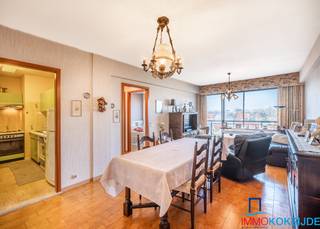 <strong>Koksijde-Bad, residentie Zandroos I, te renoveren appartement, centraal gelegen in het commerciële centrum, 5de verdieping met lift.</strong><br /> 
<p>Bestaande uit: inkomhall met afzonderlijk toilet, woonkamer met toegang tot een ruim terras met prachtig uitzicht, afzonderlijke keuken, twee slaapkamers met toegang tot terras, badkamer met ligbad en lavabo, derde slaapkamer, tweede badkamer met douche, lavabo en toilet en berging in het appartement. Mogelijkheid tot het aankopen van een autostaanplaats in de residentie. Gemeenschappelijke centrale verwarming op gas. Fietsenberging op het gelijkvloers van de residentie en privatieve berging inbegrepen in de prijs.<br /><br /><strong>Dit centraal gelegen appartement met veel potentieel geniet van een prachtig uitzicht!</strong></p>