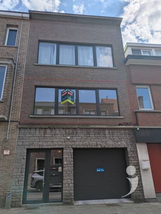 <p><span>Cet appartement est très bien situé et central. À distance de marche de la gare de Louvain, près de l'autoroute E314 et pour se détendre, vous pouvez vous rendre dans le beau Domaine Provincial et HAL 5 à Kessel-lo. Au 1er étage de cette maison mitoyenne, vous entrez dans la pièce de vie de l'appartement. Le coin salon est attenant à la cuisine aménagée, qui est équipée d'un four, d'une plaque de cuisson à induction et d'un réfrigérateur. Vous avez une vue sur l'extérieur et un accès à une terrasse privée avec jardin. Dans la salle de bain, il y a une baignoire avec un écran de douche, un miroir-placard et des toilettes. La chambre est située côté rue et offre suffisamment d'espace pour une armoire et un lit double. </span></p><p><span> </span></p><p><span><br />Cet appartement est disponible immédiatement.</span></p><p><span>provision gaz = €80 (eau et électricité sont individuelles)<br />Intéressé? Demandez rapidement votre visite via notre site web</span></p><p><span> </span></p>