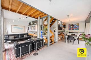 <h1><span>Exclusieve architectenwoning met binnen- en buitenzwembad op toplocatie in Mortsel</span></h1><p><span>Deze uitzonderlijke architectenwoning, gelegen in een gegeerde residentiële wijk nabij het Park van Mortsel, combineert tijdloze architectuur met design, functionaliteit en een uitzonderlijk wooncomfort. Een unieke eigendom voor wie op zoek is naar ruimte, licht, privacy en karakter.</span></p><p><span>De ligging vormt een absolute meerwaarde: rustig en groen, terwijl scholen, winkels, openbaar vervoer en tal van ontspanningsmogelijkheden zich op wandelafstand bevinden.</span><span><br /><br /></span></p><h2><span>Een bekroond architecturaal concept</span></h2><p><span>Deze bijzondere woning werd ontworpen door architect </span><span>Lou Jansen</span><span>, die voor dit ontwerp de </span><span>tweede prijs van de Robert Maskens-prijs (1980)</span><span> ontving. De realisatie is het resultaat van een succesvolle samenwerking met interieurarchitect </span><span>Adri Hazebroek</span><span>, waarbij architectuur en interieur naadloos in elkaar overvloeien.</span></p><p><span>De woning werd in de lengte gebouwd en harmonieus geïntegreerd in de prachtig aangelegde tuin, die zich uitstrekt over twee percelen met een totale oppervlakte van ongeveer </span><span>950 m²</span><span>.</span></p><p><span>De solide metalen draagstructuur met een welbepaald ritme van voor- tot achteraan de woning bepaalt de verschillende leefruimtes. Zowel de individuele ruimtes als de gemeenschappelijke zones vormen samen één visueel doorlopend geheel, waarbij licht, ruimte en groen centraal staan.</span></p><h1><span>Indeling</span></h1><h2><span>Gelijkvloers </span></h2><p><span>De volledig uitgeruste leefkeuken vormt zonder twijfel het hart van de woning. Vanuit de keuken geniet u van een directe toegang tot het terras en de tuin, terwijl het open ontwerp voortdurend contact houdt met de verschillende leefruimtes.</span></p><p><span>De keuken werd tot in de kleinste details doordacht. Hoogwaardige materialen en kwalitatieve toestellen zorgen voor optimaal gebruiksgemak, waaronder een inductiekookplaat, vaatwasser, oven, warmhoudlade, microgolfoven, dubbele spoelbak, ingebouwde friteuse en een duurzaam werkblad in roestvrij staal. Zelfs praktische details, zoals een discreet geïntegreerd opstapje voor de hoge kasten, werden zorgvuldig uitgewerkt.</span></p><p><span>Aansluitend bevindt zich een praktische hal met vestiaire, die rechtstreeks toegang geeft tot de wasplaats, de dubbele inpandige garage en de inkomhal. Ook de ruime kelder is vanuit de keuken gemakkelijk bereikbaar.</span></p><p><span>De kelderverdieping biedt bijzonder veel bergruimte en huisvest alle technische installaties van de woning. Daarnaast beschikt de woning over een sfeervolle, professioneel ingerichte wijnkelder waar uw wijncollectie onder ideale omstandigheden kan worden bewaard.</span></p><h2><span>Leefniveau</span></h2><p><span>Via een korte trap bereikt u het centrale leefniveau, waar de architecturale kwaliteiten van deze woning volledig tot hun recht komen. De leefruimtes openen zich naar de tuin en genieten dankzij de grote glaspartijen van een overvloed aan natuurlijk licht.</span></p><p><span>De lichtrijke eetkamer vormt het centrale punt van deze verdieping en wordt langs de zijkant volledig omringd door groen. Aansluitend bevindt zich een eerste elegant salon met een prachtig zicht op de aangelegde tuin, de terrassen en het zwembad. Deze ruimte is ideaal om gasten te ontvangen of in alle rust te genieten van een aperitief, terwijl de groene omgeving een unieke, zuiderse sfeer creëert.</span></p><p><span>Verder op het leefniveau bevindt zich een tweede, meer intieme zithoek met een gezellige open haard. Deze tv- en familieruimte sluit naadloos aan op de bureauruimte, die jarenlang dienstdeed als bureau- en ontvangstruimte. Vandaag biedt deze veelzijdige ruimte tal van mogelijkheden als thuiskantoor, speelruimte of extra leefruimte. Dankzij de afsluitbare indeling geniet u hier van een perfecte balans tussen verbondenheid en privacy.</span></p><h2><span>Nachtniveau</span></h2><p><span>De masterbedroom bevindt zich op een afzonderlijk niveau van de woning en vormt een volledig private suite.</span></p><p><span>Deze ruime slaapkamer beschikt over een praktische dressing en een luxueuze en-suite badkamer, uitgerust met een bubbelbad, een ruime inloopdouche en een stijlvol lavabomeubel.</span></p><p><span>Aansluitend bevindt zich een gezellig privéterras waar u in alle rust kunt genieten van een koffie in de ochtend of een ontspannen avond met zicht op het omliggende groen.</span></p><p><span>Vanuit dit niveau heeft u bovendien toegang tot de wellnessruimte met sauna, fitnessruimte en het verwarmde binnenzwembad dat naadloos overloopt in het buitenzwembad.</span></p><h2><span>Bovenste verdieping</span></h2><p><span>Op de bovenste verdieping bevinden zich twee volwaardige slaapkamers, een aparte gastenkamer en een tweede badkamer.</span></p><p><span>De tweede badkamer is praktisch ingericht met een douche en een stijlvol lavabomeubel en vormt een aangename meerwaarde voor de slaapkamers en eventuele gasten.</span></p><p><span>De gastenkamer beschikt over een extra zitruimte in de nok van de woning. Dankzij de bijzondere lichtinval is dit een ideale plek om rustig te lezen, te ontspannen of te genieten van een moment voor uzelf. De architecturale vormgeving van de nok zorgt hier voor een bijzonder sfeervolle ruimte met karakter.</span></p><h2><span>Buitenleven</span></h2><p><span>ook buiten werd niets aan het toeval overgelaten.</span></p><p><span>de fraai aangelegde tuin beschikt over meerdere zonneterrassen, een verwarmd binnen- en buitenzwembad en een prachtige groene pergola achteraan het perceel, waardoor u zich meteen in zuid-frankrijk waant.</span></p><p><span>een ruime tuinberging biedt voldoende plaats voor al het tuinmateriaal. de tuin werd bovendien bijzonder verzorgd aangelegd en is dankzij de doordachte inrichting aangenaam te onderhouden.</span></p><p><span>een extra troef is het tweede perceel achteraan de woning, dat bereikbaar is via zowel de lusthovenlaan als de vernieuwde edmond thieffrylaan. het achterste gedeelte van het perceel ligt bovendien op bouwgrond, wat extra potentieel biedt.</span></p><h2><span>Comfort en technieken</span></h2><p><span>doorheen de jaren werd de woning voortdurend gemoderniseerd met bijzondere aandacht voor kwaliteit, duurzaamheid en energiezuinigheid. dit resulteert in een gunstig epc-label b.</span></p><p><span>De woning beschikt onder meer over:</span></p><ul><li><span>Zonnepanelen</span></li><li><span>Vloerverwarming</span></li><li><span>Airconditioning</span></li><li><span>Luchtverwarming gestuurd door een recente gasketel</span></li><li><span>Gedeeltelijk zonwerend glas</span></li><li><span>Glass Heating</span><span>-</span><span>beglazing op geselecteerde ramen</span></li><li><span>Verwarmd binnen- en buitenzwembad met warmtepomp</span></li><li><span>Dubbele inpandige garage</span></li><li><span>Ruime kelder en wijnkelder</span></li></ul><h2><span>Een unieke woonbeleving</span></h2><p><span>Deze uitzonderlijke architectenwoning combineert bekroonde architectuur met hedendaags comfort, hoogwaardige afwerking en een unieke beleving van binnen- en buitenruimte.</span></p><p><span>Een zeldzame opportuniteit voor wie op zoek is naar een exclusieve woning op een toplocatie in Mortsel, waar kwaliteit, ruimte, natuur en luxe perfect samenkomen</span><span>.</span></p><p><span>Deze woning wordt verkocht onder aandelenportefeuille en is inclusief 4 garageboxen in de nabije omgeving die verhuurd zijn.</span></p><p><span>Deze woning moet u voelen en beleven. Maak vlug een afspraak op <span>www.coprimmo.be</span></span><span> of 03/449.49.77</span></p><p><span> </span></p>