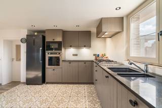 [[ DIT PAND NEEMT DEEL AAN DE ERA OPEN HUIZEN DAG OP 6/12 VAN 14:30 TOT 15:30 ]]Dit charmante huis ligt op een uitzonderlijke locatie: helemaal op...