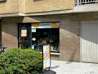 Dit handelspand heeft een uitstekende ligging pal in het commerciële handelscentrum van Roeselare! <br /><br />Het pand bestaat uit een groot raam die uitgeeft aan de straatzijde met daarnaast de glazen inkomdeur. De handelsruimte bedraagt 28 m² en is voorzien van een mooie laminaatvloer en wit geschilderde muren. Verder is er ook een apart toilet met lavabo geïnstalleerd in de ruimte. In het pand zijn er voldoende stopcontacten en er is verwarming op gas.<br /><br />Interesse in dit handelspand? <br />Contacteer ons voor een bezoek T. 051|201.400.