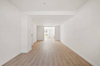 <p>Recent gerenoveerde en instapklare woning met 3 slaapkamers, zuidoostgerichte tuin en terras, op een aangename locatie. <br /><br />Deze charmante woning werd in 2026 grondig gerenoveerd en biedt een bewoonbare oppervlakte van 135m². Dankzij de doordachte indeling, moderne technieken en energiezuinig karakter (EPC B – 110 kWh/m²/j) geniet je hier van comfortabel en hedendaags wonen.<br /><br />INDELING:<br />Inkomhal, gezellige en lichtrijke leefruimte met geïnstalleerde keuken, aansluitend een praktische wasplaats en directe toegang tot het zuidoostgerichte terras en de aangename tuin (88 m²). Verder beschikt de woning over 3 slaapkamers, een badkamer met douche , twee toiletten en een ingerichte zolder die extra mogelijkheden biedt (bureau, hobbyruimte of extra slaapkamer).<br /><br />Deze woning biedt een ideale combinatie van charme, modern comfort en een uitstekende ligging.<br /><br />Voor wie is deze woning ideaal?<br />♦ Voor gezinnen die op zoek zijn naar een instapklare woning met tuin en voldoende ruimte.<br />♦ Voor koppels die comfortabel willen wonen in een centrale omgeving.<br />♦ Voor investeerders die zoeken naar een vlot verhuurbaar en kwalitatief pand.<br /><br />Te koop via Immo Beguin, jouw vastgoedexpert sinds 2009. Met kantoren in Ronse, Waregem, Kortrijk, Deinze, Doornik en Lessines.<br />✉️ info@immobeguin.be</p>