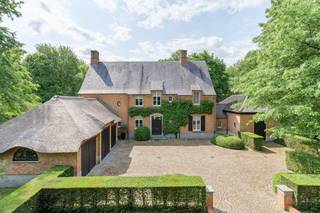 Op zoek naar een luxueuze parel in Schilde in combinatie met een al dan niet investeringsmatig karakter? Dan is deze riante villa in Schilde die we...