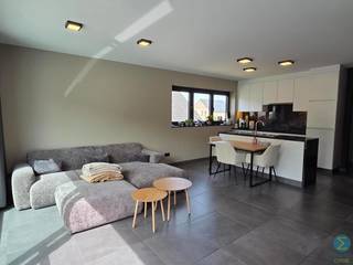 <p><span><strong>Ruim en modern duplex appartement met garage nabij centrum Retie.<br /><br />Een bezoek aanvragen kan eenvoudig via onze website: www.immodrie.be. Zoek het pand terug onder 'Te Huur' en selecteer vervolgens op de pagina de optie 'Bezoek inplannen'. <span>Omwille van de grote reeks aanvragen, worden verzoeken via Immoscoop of andere portaalsites niet verwerkt.</span></strong></span><br /><br />Via de gemeenschappelijke inkomhal bereikt u met de trap de eerste verdieping, waar het appartement zich bevindt. Bij binnenkomst komt u terecht in een open inkomhal die toegang biedt tot een apart gastentoilet, een praktische en ruime berging met aansluiting voor wasmachine en droogkast en voldoende plaats voor extra opslag. Daarnaast bevindt zich hier een eerste slaapkamer, die eveneens perfect kan dienen als bureau, hobbyruimte of polyvalente kamer.</p>
<p>Verder komt u in de lichtrijke leefruimte waar de keuken, eetkamer en zithoek dankzij het open concept naadloos in elkaar overvloeien. De moderne keuken is uitgerust met alle nodige comfort, beschikt over veel kastruimte en een praktisch kookeiland dat het hart van de woning vormt.</p>
<p>Vanuit de zithoek zorgt de grote schuifraam, voorzien van een vliegenraam, voor een aangename verbinding met het ruime westgerichte terras.</p>
<p>Via de trap bereikt u de tweede verdieping. Op deze verdieping bevinden zich nog twee volwaardige slaapkamers en een verzorgde badkamer uitgerust met een douche, een badkamermeubel met enkele wastafel en een tweede toilet.</p>
<p>Achteraan de residentie beschikt u over een ruime garage met verlichting en elektriciteit, ideaal voor het parkeren van een wagen en het stallen van fietsen, vuilniscontainers of extra materiaal. Bovendien kan er nog een tweede wagen voor de garage worden geparkeerd. Voor bezoekers zijn er voldoende parkeermogelijkheden voorzien voor de residentie.</p>
<p><strong>Troeven:</strong></p>
<ul>
<li>Energiezuinig duplexappartement (106 m²)</li>
<li>Drie volwaardige slaapkamers</li>
<li>Ruime en lichtrijke leefruimte</li>
<li>Volledig uitgeruste keuken met kookeiland</li>
<li>Westgericht terras</li>
<li>Ruime garage met elektriciteit en verlichting</li>
<li>Hemelwaterrecuperatie voor gastentoilet</li>
</ul>