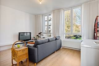 Gelegen in de Vinçottestraat in Borgerhout bevindt zich dit lichtrijke en energiezuinige appartement met 1 slaapkamer. Het appartement werd volledig gerenoveerd in 2013 en biedt een aangename combinatie van comfort en praktische indeling.<br /><br />De leefruimte geniet van veel lichtinval dankzij raampartijen aan voor- en achterzijde. Aansluitend bevindt zich de keuken met kookplaat, koelkast en oven. Verder beschikt het appartement over een slaapkamer en een badkamer met douche, toilet en wastafel.<br /><br />Technisch scoort dit appartement goed met een EPC-label B. De ramen zijn uitgevoerd in PVC met hoogrendementsglas en de verwarming gebeurt via centrale verwarming op gas (2013). De buitenmuren zijn geïsoleerd met 8 cm XPS en het dak met 8 cm minerale wol en 10 cm PUR/PIR.<br /><br />De ligging is een absolute troef: het Sportplein Vincotteplein ligt op enkele meters, het Krugerpark op 2 minuten wandelen en voor koffie kan je terecht bij Butchers Coffee. Ook Bar Leon ligt vlakbij. Bushalte op 210 meter en het Stedelijk Lyceum Quellin in de onmiddellijke omgeving.<br /><br />Ideaal voor starters of als investering.<br /><br />Voor de volledige beschrijving en alle details van dit appartement, bezoek onze website: verbiestvastgoed.be<br /><br /><strong>Denkt u eraan om te verkopen?</strong><br />Neem gerust contact op met Verbiest Vastgoed voor een gratis en vrijblijvende waardebepaling van uw woning info@verbiestvastgoed.be - 0478.38.46.21.