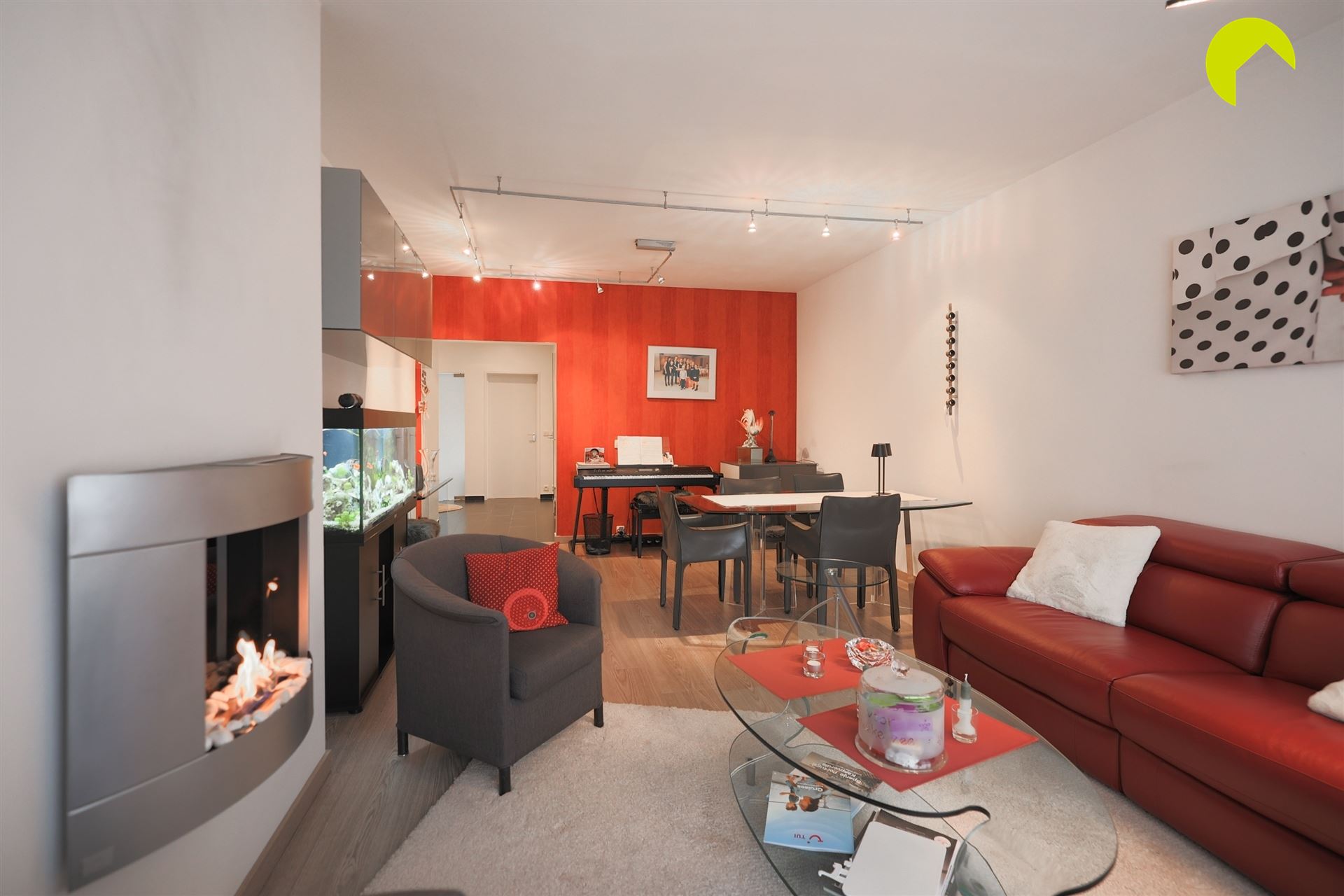 Gerenoveerd gelijkvloers appartement (75m²) met ruim terras en autostaanplaats - foto 2