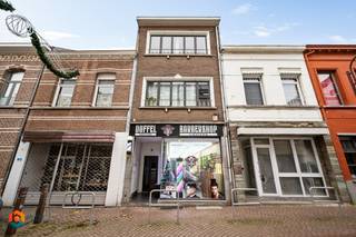 In het hart van Duffel bevindt zich deze opbrengsteigendom bestaande uit twee appartementen en handelsgelijkvloers. Het bruisende centrum, met zijn winkels, scholen, gezellige horecazaken en vlot bereikbaar openbaar vervoer, ligt op wandelafstand. Het is een zeer aantrekkelijke investeringsopportuniteit met een mooi rendement, aangezien de units reeds meerdere jaren stabiel verhuurd zijn.<br /><br />Het handelsgelijkvloers geniet hier van een goede visibiliteit en bereikbaarheid. De handelsruimte biedt verder tal van mogelijkheden en is geschikt voor allerlei doeleinden. De handelsoppervlakte bedraagt 96 m². Achter de handelsruimte kan u een binnenkoer, een eetruimte, een keuken, een toilet en een ruim terras terugvinden. <br /><br />Het appartement op de eerste verdieping is bereikbaar via de gemeenschappelijke inkomhal. De leefruimte kan u inrichten met een gezellige zithoek en een eetplaats. Aangrenzend bevindt zich de aparte keuken, dewelke mooi is geïntegreerd in het geheel en werd voorzien van de voornaamste toestellen. Verder geniet dit appartement nog van twee slaapkamers, een badkamer voorzien van lavabo en douchebad, een berging en een toilet.<br /><br />Via de gemeenschappelijke inkomhal is ook het tweede appartement (duplex) vlot bereikbaar. De leefruimte geniet hier van veel lichtinval door de grote raampartijen. Deze kan u inrichten met een gezellige zithoek en een eetplaats. Aangrenzend bevindt zich de keuken, voorzien van de voornaamste toestellen. Tevens geniet het appartement van een apart toilet, een berging en de badkamer voorzien van lavabo en douchebad. Via de binnentrap bereik je nog de ruime slaapkamer.<br /><br />Het EPC van het handelspand op het gelijkvloers geniet van een label D, het appartement op de eerste verdieping beschikt over een label D (382 kWh / m² jaar) en het appartement op de tweede verdieping beschikt over een label D (329 kWh / m² jaar).<br />Er is geen renovatieverplichting van toepassing.<br /><br />De elektrische installaties zijn conform het AREI en het gebouw is asbestveilig bevonden door de deskundige.<br /><br />Deze eigendom biedt een uitstekende kans voor wie op zoek is naar een rendabele investering. Dit is dan ook een uitstekende opportuniteit als u op zoek bent naar een charmant, kleinschalig appartementsgebouw met twee appartementen met handelsgelijkvloers in het hart van Duffel. Contacteer ons voor meer informatie op 0474/78.07.73 of via info@boonstravastgoed.be.<br /><br />Bijzonderheden :<br />- Centrum Duffel<br />- Opbrengsteigendom<br />- Handels + 2 appartementen