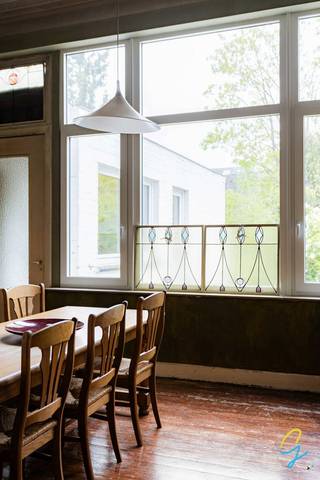 Dit uniek herenhuis is te koop in het centrum van Geraardsbergen.<br /><br />Het huis heeft een ruime inkomhal dat een uitzonderlijk mooie mozaïekvloer heeft, via de inkomhal kan je naar de garage (de inrijpoort is vrij laag) of via de trap kom je in de woonkamer en keuken.<br />Vooraan in het huis is er een ruimte dat kan dienen als bureau, zitplaats enz, deze kan worden afgescheiden van de living door een deur uit meerdere delen.<br />De living en eetplaats hebben grote vensters die uitkijken op de mooie tuin, de ramen beneden zijn in PVC en werden recent vernieuwd.<br />Links achter ligt de keuken waar je toegang hebt tot het terras. Achter de keuken ligt de vernieuwde badkamer. De badkamer is klein, maar heeft een douche, lavabo en toilet.<br /><br />Bijna elke ruimte heeft een marmeren schouw, de meeste vloeren zijn houten plankenvloeren.<br /><br />Op de tussenverdieping van gelijkvloers naar eerste verdiep bevindt zich een toilet.<br /><br />De eerste verdieping heeft 2 grote slaapkamers. De bovenste verdieping heeft 3 slaapkamers. Op beide verdiepingen dienen de ramen vernieuwd te worden. <br /><br />De zolder is ruim en kan nog verder ingericht worden.<br />Het dak werd vernieuwd.<br /><br />De kelder/garage bestaat uit verschillende ruimtes en komt uit op de tuin.<br />De tuin is uiterst aangenaam en heeft een landschildpad als bewoner sinds 2 generaties.<br /><br />Deze woning heeft veel potentieel en kan bv gebruikt worden voor bureau in te maken voor vrij beroep.<br /><br />Interesse in deze parel? Contacteer Isabelle: 0498/10.69.56 of isabelle@cornelis.be