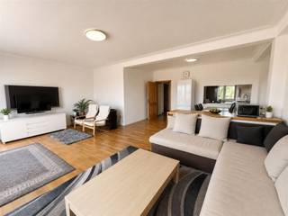 <p><span>Wonen met zicht op het Stadspark is een zeldzaamheid in Antwerpen.</span></p><p><span>Op de zesde verdieping bevindt zich dit ruime appartement van ca. 130 m². De indeling bestaat uit een inkomhal, een lichtrijke leefruimte met aansluitende keuken, drie volwaardige slaapkamers, een badkamer, een afzonderlijk toilet en verschillende praktische bergruimtes. Het appartement is steeds goed onderhouden, maar vraagt een opfrissing naar hedendaagse normen, wat de koper de mogelijkheid biedt om het volledig naar eigen smaak af te werken.</span></p><p><span>De grote troef van deze woning is zonder twijfel het open uitzicht over het Stadspark. Vanuit de leefruimte geniet u dagelijks van een groen panorama dat voor een verrassend gevoel van rust zorgt, midden in de stad.</span></p><p><span>Dankzij de grote raampartijen baadt de woonkamer in natuurlijk licht en vormt ze een aangename plek om te wonen en te ontspannen. Verder beschikt het appartement over drie volwaardige slaapkamers, een badkamer met dubbele lavabo en ligbad, een afzonderlijk toilet en een praktische kelderberging.</span></p><p><span>De locatie behoort tot de meest gegeerde van Antwerpen. Het Stadspark ligt letterlijk voor de deur, terwijl het Centraal Station, de Diamantwijk, de Meir en tal van restaurants, winkels en openbaar vervoer zich op wandelafstand bevinden.</span></p><p><span>Troeven:</span></p><ul><li><span>Ca. 130 m² bewoonbare oppervlakte</span></li><li><span>Open zicht over het Stadspark</span></li><li><span>Zesde verdieping met veel lichtinval</span></li><li><span>Mogelijkheid tot aankoop van een inpandige autostaanplaats aan 35.000euro.</span></li></ul><p><span>Een ruim appartement met uitzonderlijk uitzicht op één van de meest centrale locaties van Antwerpen. Ideaal voor wie op zoek is naar ruimte, licht en groen uitzicht, met de mogelijkheid om het appartement volledig naar eigen wensen te moderniseren.</span></p><p><span> </span></p><p><span>Interesse?<br />Contacteer ons via michael@vastpuntgoed.be of bel ons via het nummer 0476/40.86.76 voor meer info of een bezoek in te plannen.</span></p><p><span> </span></p>