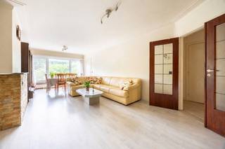 Bent u op zoek naar een leuk appartement (85m²) met twee slaapkamers of net naar een ideale investering voor te verhuren? Dan stellen wij graag deze opportuniteit op de 3de verdieping (zonder lift) aan u voor!<br /><br />Indeling:<br />U komt binnen in de inkomhal (met videophone) met vooraan de woonkamer (30m²) die op zich doorgang geeft aan de eerste slaapkamer (7m²). Centraal is er de badkamer (3m²) met douche, handdoekradiator en enkele lavabo verwerkt in een badkamermeubel. In de gang is er een apart gastentoilet. Achteraan is er de tweede slaapkamer van 15,5m² en de gesloten keuken (9,5m²) die ingericht is met dubbele spoelbak, kookvuur en dampkap. Aanpalend aan de keuken is er een wasplaats (4m²).<br /><br />Maandelijkse lasten: €50 voor minuterie, water en blokpolis.<br /><br />Ligging:<br />Het appartement geniet van een uitstekende ligging. U bevindt zich in een rustige wijk tussen de Bremweide en Domein Ertbrugge, waardoor u als het ware omarmd wordt door de groene boog rond Deurne. Op een steenworp van uw voordeur vindt u zowel de tramhalte van tram 5, alsook het Wim Saerensplein. Op deze manier heeft u alles wat u wenst, binnen handbereik: een supermarkt, keurslager, bakker, apotheek... en een uitstekende verbinding het met stadscentrum van Antwerpen!<br /><br />Pluspunten:<br />- EPC label B dankzij dakisolatie en dubbele HR beglazing<br />- Privatieve kelderberging <br />- Videophone<br />- Momenteel verhuurd aan €750 <br />- Lage maandelijkse lasten<br />- Centrale ligging<br /><br />Voor meer informatie of een bezichtiging kan u One vastgoed steeds bereiken op volgend nummer 03 360 85 30.