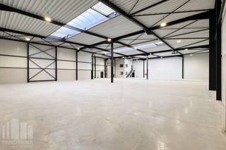 KMO-unit van 359 m² te huur, de unit maakt deel uit van het <strong>"Stuckens Business Park" </strong>en is strategisch gelegen in Buggenhout, aan de rand van het Buggenhoutbos, op de grens tussen Vlaams-Brabant en Oost-Vlaanderen, met vlotte verbindingen naar de N47 richting E17, A12, en op 20 minuten naar zowel de Brusselse Ring (R0) als de E40.<br /><br />De casco loods heeft een<strong> vrije hoogte van 6 m </strong>en is opgebouwd uit een beton/staalstructuur en een geïsoleerd dak. Elk magazijn is toegankelijk via een <strong>automatische sectionale poort</strong> (4,5 m B  x 4,5 m H) en aparte toegangsdeur met/zonder raampartij. Daarnaast is de unit voorzien van lichtstraat met rookluik (brandklasse C), LED-verlichting, aansluitingen voor water, elektriciteit (63A 3x400V), internet en afvoer en sanitaire voorziening.<br /><br />Ruime parkeerplaatsen op de site.<br />Oplevering is voorzien vanaf<strong> Q1 2027</strong><br /><br />Contacteer <strong>PANORAMA B2B </strong>voor bijkomende inlichtingen of een vrijblijvend plaatsbezoek <strong>0477 07 30 30.</strong>