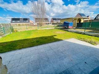 Waardamme , rustige residentiële ligging , RECENT gebouwde LICHTRIJKE ENERGIEZUINIGE woning met 3 slaapkamers, oprit, tuin en garage.<br />omvat: Inkom met gastentoilet en vestiaire, ruime lichtrijke living, ingerichte open keuken met alle apparaten (oven, microgolgoven , fornuis, frigo en vaatwas), berging, garage met plaats voor wasmachine en droogkast.<br /> 1é Verd :nachthal, 3 ruime slaapkamers, mooie berging,apart toilet, badkamer met ligbad, aparte douche en dubbele lavabo.<br /> 2é Verd :Grote volledig geïsoleerde zolderruimte, brander en ventilatiesysteem.<br />Degelijke pvc-ramen met dubbel glas, kip en draai, regenput +pomp.<br />Oprit en tuin .<br />Juist verhuizen!<br /><br /><br />