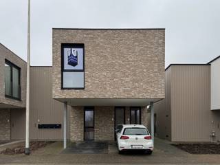 1-slaapkamerappartement, 64m2, verdiep +1, met ruim zonneterras. Leefruimte met volledig uitgeruste open keuken (met enkele spoeltafel, vaatwasmachine, koelkast, keramische kookplaat, telescopische dampkap) 1 slaapkamers met badkamer ensuite (met enkele wastafel met onderkast en spiegelkast, inloopdouche), aparte toiletruimte, technische berging met de nodige aansluitingen voor wasmachine/droogkast. Private inkomdeur en private overdekte autostandplaats, gemeenschappelijke fietsenstalling.